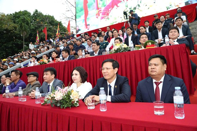 Đại biểu, Nh&acirc;n d&acirc;n v&agrave; du kh&aacute;ch thập phương tham dự Lễ khai mạc Lễ hội Vật Cổ truyền l&agrave;ng Vĩnh Kh&ecirc; tại Đ&igrave;nh Vĩnh Kh&ecirc; (phường An Hải, TP Hải Ph&ograve;ng), h&ograve;a m&igrave;nh trong kh&ocirc;ng kh&iacute; rộn r&agrave;ng đầu Xu&acirc;n B&iacute;nh Ngọ 2026.