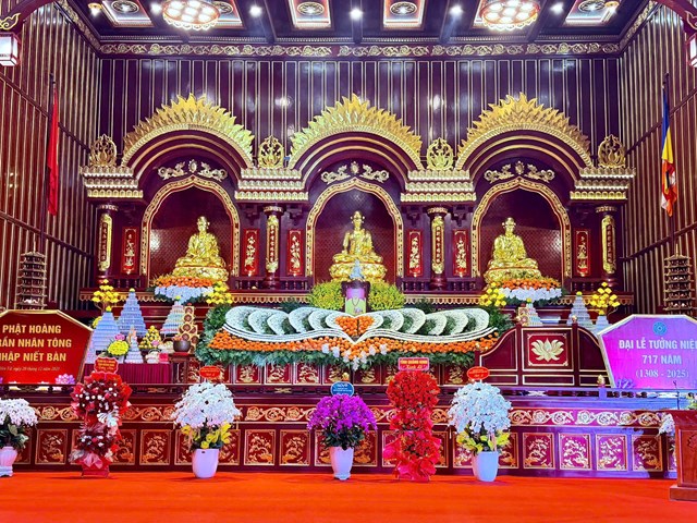 Kh&ocirc;ng gian trang nghi&ecirc;m tại ch&iacute;nh điện Khu di t&iacute;ch Y&ecirc;n Tử trong dịp Đại lễ tưởng niệm Phật ho&agrave;ng Trần Nh&acirc;n T&ocirc;ng.