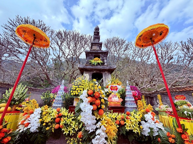 Lễ d&acirc;ng hương, d&acirc;ng hoa tưởng niệm Phật ho&agrave;ng Trần Nh&acirc;n T&ocirc;ng được tổ chức trang trọng tại th&aacute;p Tổ tr&ecirc;n non thi&ecirc;ng Y&ecirc;n Tử, thể hiện l&ograve;ng th&agrave;nh k&iacute;nh v&agrave; tri &acirc;n bậc tiền nh&acirc;n khai s&aacute;ng Thiền ph&aacute;i Tr&uacute;c L&acirc;m.