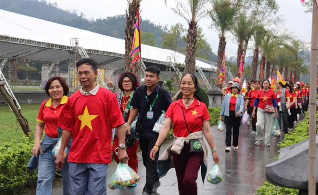 Đ&ocirc;ng đảo người d&acirc;n v&agrave; du kh&aacute;ch h&agrave;nh hương về Y&ecirc;n Tử trong những ng&agrave;y đầu xu&acirc;n 2026, tạo n&ecirc;n kh&ocirc;ng kh&iacute; trang nghi&ecirc;m, văn minh tại lễ hội lớn nhất đầu năm của Quảng Ninh.