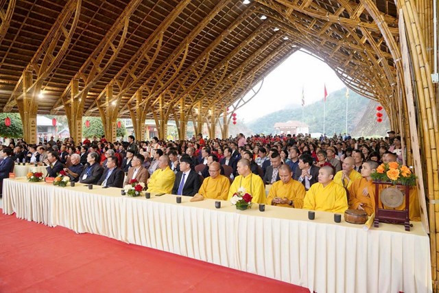 Đ&ocirc;ng đảo đại biểu, tăng ni, Phật tử v&agrave; Nh&acirc;n d&acirc;n tham dự Lễ khai hội Xu&acirc;n Ngọa V&acirc;n 2026 tại kh&ocirc;ng gian kiến tr&uacute;c tre độc đ&aacute;o của Nh&agrave; Tr&uacute;c.