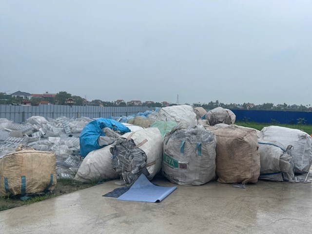 C&ocirc;ng ty thu mua phế liệu tập kết số lượng lớn nhựa v&agrave; vật liệu c&ocirc;ng nghiệp từ nhiều đơn vị thanh l&yacute;, tập trung tại b&atilde;i chứa ngo&agrave;i trời.