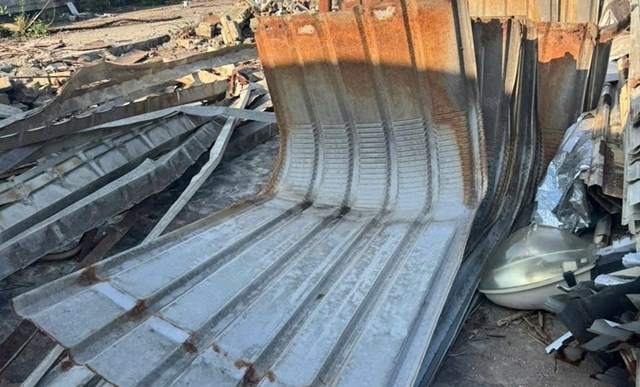 Sắt th&eacute;p, t&ocirc;n v&agrave; c&aacute;c loại kim loại phế liệu từ nhiều đơn vị thanh l&yacute; được C&ocirc;ng ty thu gom, ph&acirc;n loại v&agrave; tập kết tại b&atilde;i, sẵn s&agrave;ng cho qu&aacute; tr&igrave;nh xử l&yacute;, t&aacute;i chế theo quy tr&igrave;nh chuy&ecirc;n nghiệp.