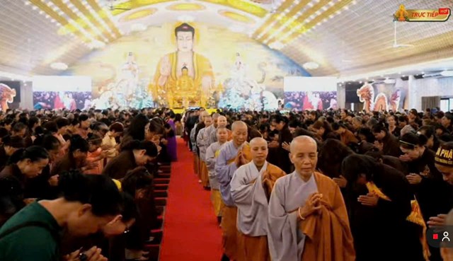 To&agrave;n cảnh ch&iacute;nh điện Ch&ugrave;a Đỏ rực s&aacute;ng trong lễ hội đầu xu&acirc;n, với hơn 4.000 phật tử v&agrave; đại biểu tham dự, đồng l&ograve;ng hướng về nghi lễ cầu an trang trọng.