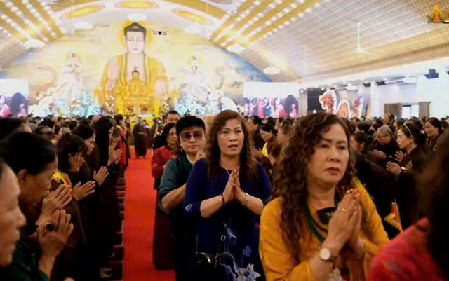 Đại ch&uacute;ng phật tử CLB - G20 Hội Nghĩa t&igrave;nh chợ qu&aacute;n toan th&agrave;nh k&iacute;nh chắp tay v&agrave; di chuyển tr&ecirc;n thảm đỏ trong ch&iacute;nh điện Ch&ugrave;a Đỏ, hướng về tượng Phật uy nghi giữa kh&ocirc;ng gian trang nghi&ecirc;m, rực rỡ &aacute;nh v&agrave;ng của buổi lễ