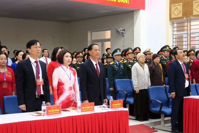 C&aacute;c đại biểu v&agrave; cử tri thực hiện nghi thức ch&agrave;o cờ trong lễ khai mạc ng&agrave;y bầu cử.