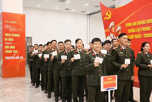 Công an Quảng Ninh hoàn thành bỏ phiếu sớm, sẵn sàng bảo đảm an ninh bầu cử - Ảnh 1