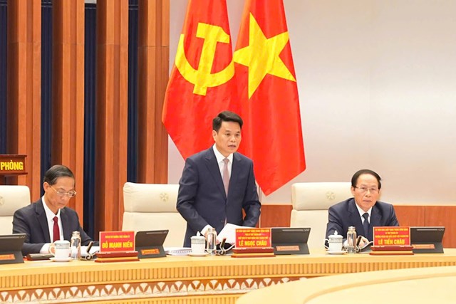 Chủ tịch UBND th&agrave;nh phố Hải Ph&ograve;ng L&ecirc; Ngọc Ch&acirc;u b&aacute;o c&aacute;o t&igrave;nh h&igrave;nh ph&aacute;t triển kinh tế - x&atilde; hội v&agrave; định hướng ph&aacute;t triển của th&agrave;nh phố.