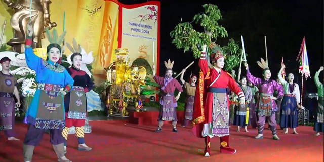 Kh&ocirc;ng gian s&acirc;n khấu rực rỡ sắc m&agrave;u, h&ograve;a quyện &acirc;m nhạc, &aacute;nh s&aacute;ng v&agrave; nghệ thuật ch&egrave;o truyền thống, tạo dấu ấn đặc sắc trong l&ograve;ng kh&aacute;n giả.