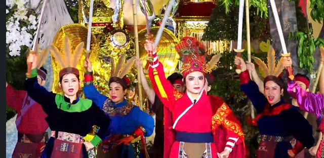 C&aacute;c nghệ sĩ Nh&agrave; h&aacute;t Ch&egrave;o Xứ Đ&ocirc;ng t&aacute;i hiện kh&iacute; thế khởi nghĩa trong ca cảnh ch&egrave;o &ldquo;An Bi&ecirc;n dậy s&oacute;ng cờ đ&agrave;o&rdquo; tại Lễ hội Nữ tướng L&ecirc; Ch&acirc;n.