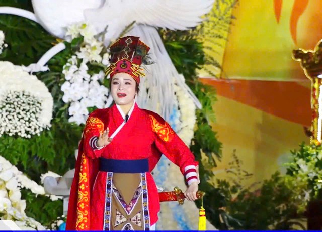 NSƯT Th&ugrave;y Dương h&oacute;a th&acirc;n Nữ tướng L&ecirc; Ch&acirc;n, uy nghi trong sắc đỏ &ldquo;cờ đ&agrave;o&rdquo; &ndash; biểu tượng của kh&iacute; ph&aacute;ch quật khởi v&agrave; &yacute; ch&iacute; dựng x&acirc;y v&ugrave;ng đất An Bi&ecirc;n.