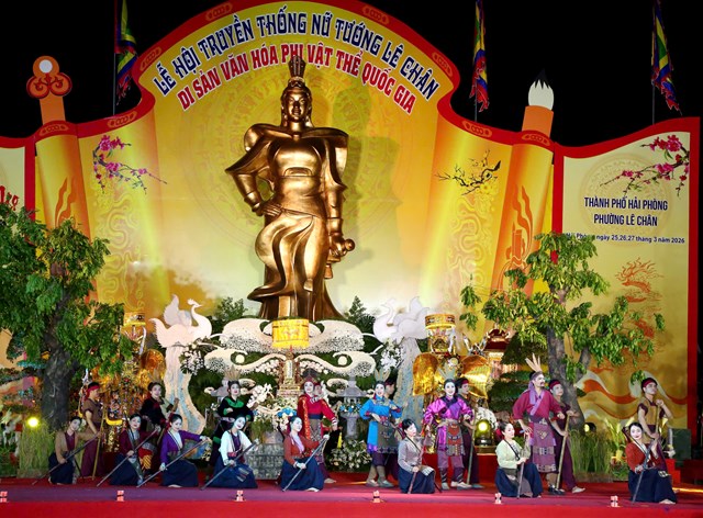 Kh&ocirc;ng gian s&acirc;n khấu ho&agrave;nh tr&aacute;ng tại Lễ hội Nữ tướng L&ecirc; Ch&acirc;n t&aacute;i hiện trọn vẹn kh&iacute; thế &ldquo;An Bi&ecirc;n dậy s&oacute;ng cờ đ&agrave;o&rdquo;, t&ocirc;n vinh h&igrave;nh tượng L&ecirc; Ch&acirc;n &ndash; biểu tượng của tinh thần quật khởi v&agrave; kh&aacute;t vọng dựng x&acirc;y v&ugrave;ng đất Hải Ph&ograve;ng.