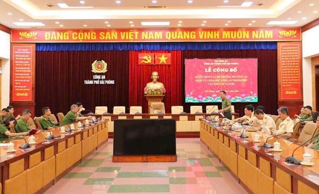 Quang cảnh Lễ c&ocirc;ng bố c&aacute;c quyết định về tổ chức bộ m&aacute;y v&agrave; c&ocirc;ng t&aacute;c c&aacute;n bộ của C&ocirc;ng an TP Hải Ph&ograve;ng.