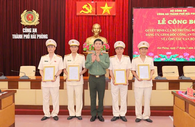 Đại t&aacute; Phạm Viết Dũng, Ph&oacute; B&iacute; thư Đảng ủy, Ph&oacute; Gi&aacute;m đốc CATP trao quyết định của gi&aacute;m đốc CATP v&agrave; ch&uacute;c mừng c&aacute;c c&aacute;n bộ được điều động, bố tr&iacute; c&ocirc;ng t&aacute;c mới.