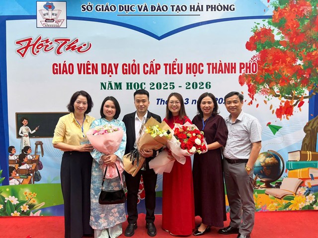 Ban Gi&aacute;m hiệu Trường Tiểu học Hồng Phong tặng hoa ch&uacute;c mừng thầy c&ocirc; tham dự Hội thi gi&aacute;o vi&ecirc;n dạy giỏi cấp tiểu học th&agrave;nh phố Hải Ph&ograve;ng năm học 2025&ndash;2026.