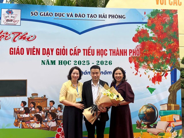 Thầy gi&aacute;o L&ecirc; Thanh T&ugrave;ng c&ugrave;ng đại diện nh&agrave; trường v&agrave; đồng nghiệp tại Hội thi.
