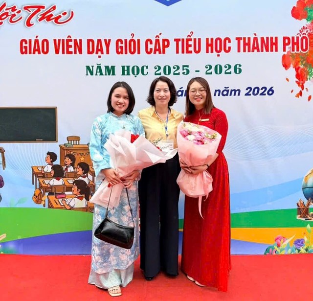 Gi&aacute;o vi&ecirc;n Trường Tiểu học Hồng Phong chụp ảnh lưu niệm tại Hội thi gi&aacute;o vi&ecirc;n dạy giỏi cấp tiểu học th&agrave;nh phố Hải Ph&ograve;ng năm học 2025&ndash;2026.