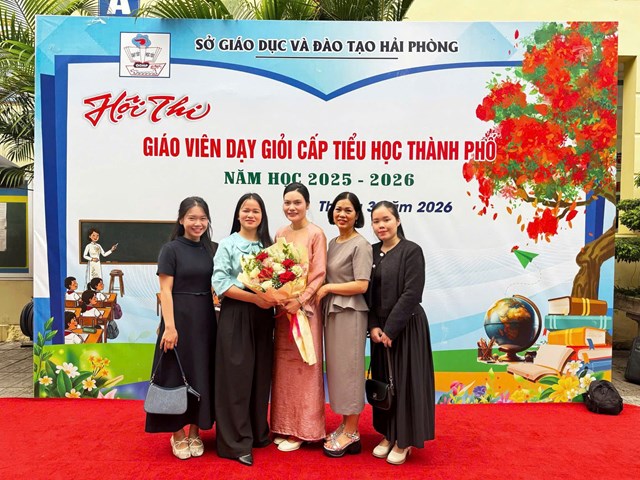 Ban gi&aacute;m hiệu v&agrave; tập thể gi&aacute;o vi&ecirc;n Trường Tiểu học T&acirc;n Tiến tặng hoa,Gi&aacute;o vi&ecirc;n dạy giỏi cấp th&agrave;nh phố.