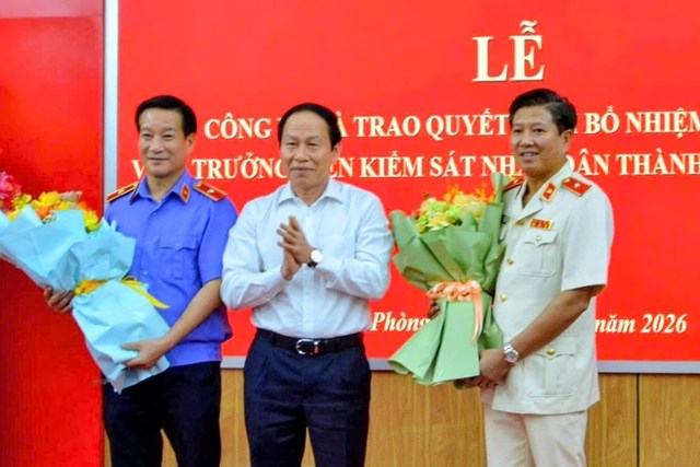 Đồng ch&iacute; L&ecirc; Tiến Ch&acirc;u, Ủy vi&ecirc;n Trung ương Đảng, B&iacute; thư Th&agrave;nh ủy, Trưởng Đo&agrave;n Đại biểu Quốc hội th&agrave;nh phố Hải Ph&ograve;ng ch&uacute;c mừng đồng ch&iacute; Đo&agrave;n Anh Phương v&agrave; đồng ch&iacute; Nguyễn Ho&agrave;ng Dương nhận nhiệm vụ mới.