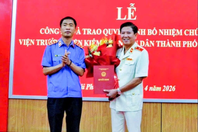 Đồng ch&iacute; Nguyễn Duy Giảng, Ph&oacute; Viện trưởng Viện Kiểm s&aacute;t nh&acirc;n d&acirc;n tối cao trao quyết định cho đồng ch&iacute; Đo&agrave;n Anh Phương.