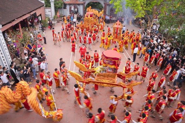 Người d&acirc;n Mạn Xuy&ecirc;n tham gia rước kiệu trong kh&ocirc;ng kh&iacute; trang nghi&ecirc;m v&agrave; linh thi&ecirc;ng.(Ảnh Xu&acirc;n B&uacute;t)