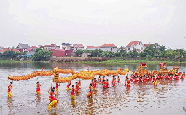 Nghi thức rước &ldquo;kiệu bay&rdquo; tr&ecirc;n s&ocirc;ng trong lễ hội đ&igrave;nh l&agrave;ng Mạn Xuy&ecirc;n (Ảnh Xu&acirc;n B&uacute;t)
