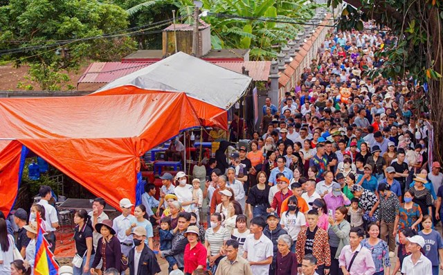 To&agrave;n cảnh lễ hội đ&igrave;nh l&agrave;ng Mạn Xuy&ecirc;n với đ&ocirc;ng đảo nh&acirc;n d&acirc;n v&agrave; du kh&aacute;ch tham dự. (Ảnh Xu&acirc;n B&uacute;t)