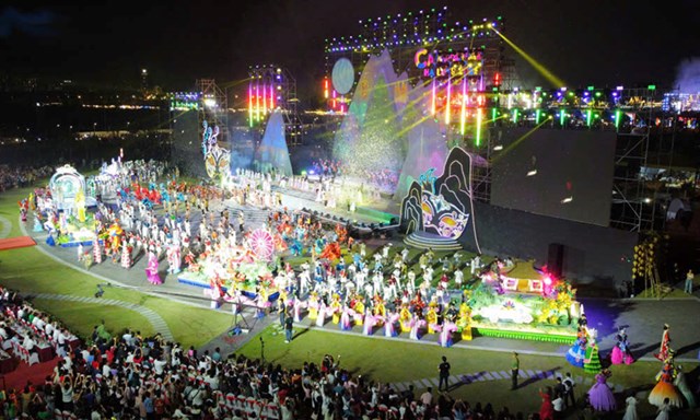 Carnaval Hạ Long đ&atilde; trở th&agrave;nh sự kiện văn h&oacute;a - du lịch thường ni&ecirc;n đặc sắc mỗi dịp h&egrave;; g&oacute;p phần định vị h&igrave;nh ảnh điểm đến s&ocirc;i động, hiện đại v&agrave; hội nhập.