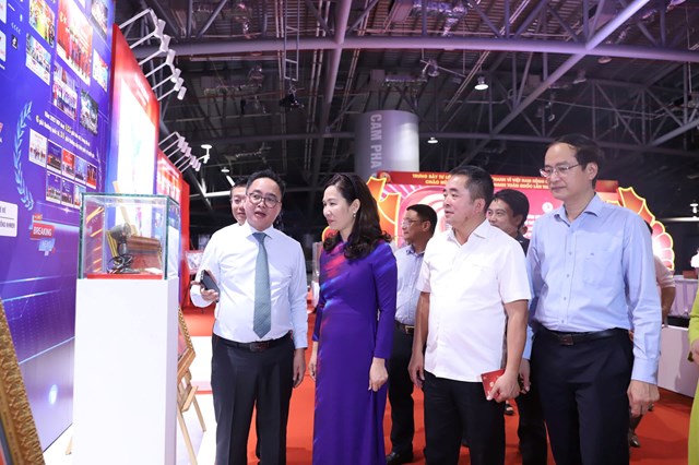 C&aacute;c đại biểu tham quan khu vực trưng b&agrave;y tư liệu, hiện vật của Đ&agrave;i Tiếng n&oacute;i Việt Nam.