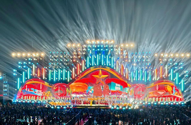 To&agrave;n cảnh lễ khai mạc Li&ecirc;n hoan Ph&aacute;t thanh to&agrave;n quốc lần thứ XVII - Quảng Ninh 2026 với s&acirc;n khấu ho&agrave;nh tr&aacute;ng, rực rỡ &aacute;nh s&aacute;ng tại Quảng trường 30/10.