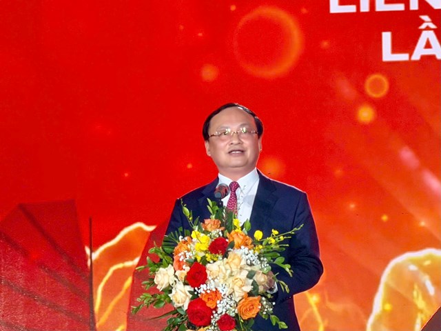 Tổng Gi&aacute;m đốc Đ&agrave;i Tiếng n&oacute;i Việt Nam Đỗ Tiến Sỹ ph&aacute;t biểu khai mạc Li&ecirc;n hoan Ph&aacute;t thanh to&agrave;n quốc - Quảng Ninh 2026.