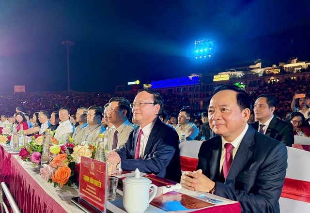 C&aacute;c đồng ch&iacute; l&atilde;nh đạo Đảng, Nh&agrave; nước, ban, bộ, ng&agrave;nh Trung ương v&agrave; địa phương dự lễ khai mạc Li&ecirc;n hoan Ph&aacute;t thanh to&agrave;n quốc lần thứ XVII.