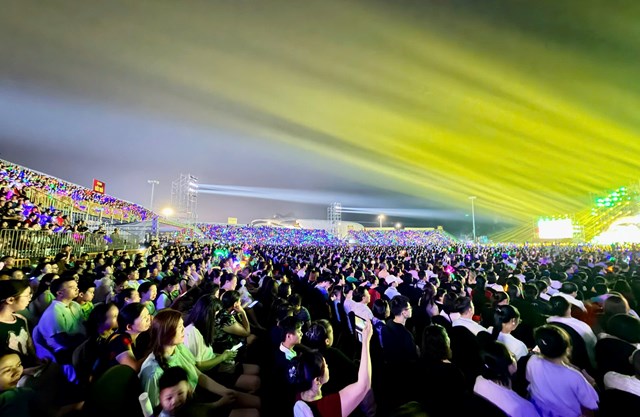 Lễ khai mạc Li&ecirc;n hoan Ph&aacute;t thanh to&agrave;n quốc lần thứ XVII - Quảng Ninh 2026 diễn ra tối 11/4 tại Quảng trường 30/10, thu h&uacute;t đ&ocirc;ng đảo đại biểu v&agrave; c&ocirc;ng ch&uacute;ng tham dự.