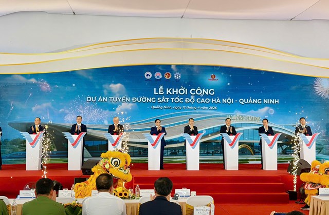 Thủ tướng L&ecirc; Minh Hưng v&agrave; c&aacute;c đại biểu bấm n&uacute;t khởi c&ocirc;ng tuyến đường sắt tốc độ cao H&agrave; Nội &ndash; Quảng Ninh &ndash; c&ocirc;ng tr&igrave;nh hạ tầng chiến lược, mở ra động lực ph&aacute;t triển mới cho v&ugrave;ng kinh tế trọng điểm Bắc Bộ.