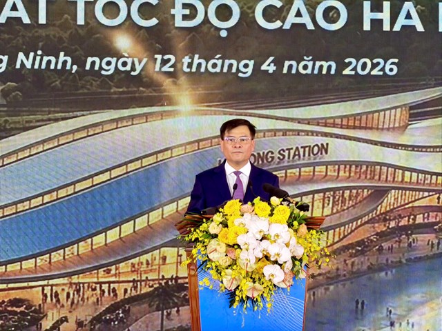 Ph&oacute; B&iacute; thư Tỉnh ủy, Chủ tịch Ủy ban nh&acirc;n d&acirc;n tỉnh Quảng Ninh B&ugrave;i Văn Khắng ph&aacute;t biểu &yacute; kiến tại buổi lễ.