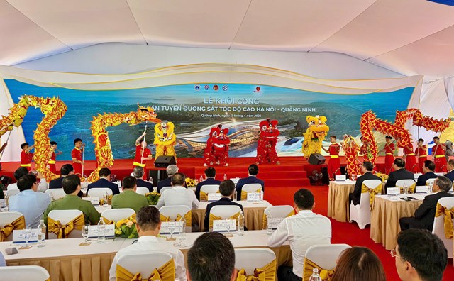 Tiết mục m&uacute;a l&acirc;n được biểu diễn tại buổi lễ khởi c&ocirc;ng Dự &aacute;n tuyến đường sắt tốc độ cao H&agrave; Nội &ndash; Quảng Ninh tại phường Tuần Ch&acirc;u, tỉnh Quảng Ninh, s&aacute;ng 12/4.