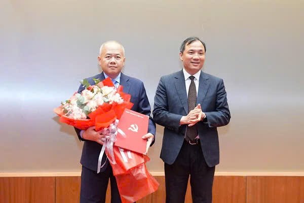 &Ocirc;ng Ho&agrave;ng Trung Dũng, Ph&oacute; Trưởng Ban Thường trực Ban Tổ chức Trung ương trao Quyết định v&agrave; tặng hoa ch&uacute;c mừng &ocirc;ng Đỗ Th&agrave;nh Trung