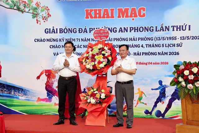 L&atilde;nh đạo UBND x&atilde; Kim Th&agrave;nh tặng hoa ch&uacute;c mừng khai mạc Giải B&oacute;ng đ&aacute; phường An Phong lần thứ I năm 2026.