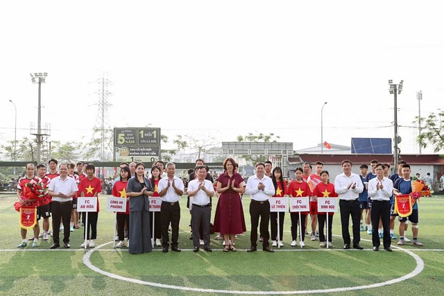 C&aacute;c đội b&oacute;ng tham gia Giải B&oacute;ng đ&aacute; phường An Phong lần thứ I năm 2026 ra s&acirc;n l&agrave;m thủ tục trước trận đấu.