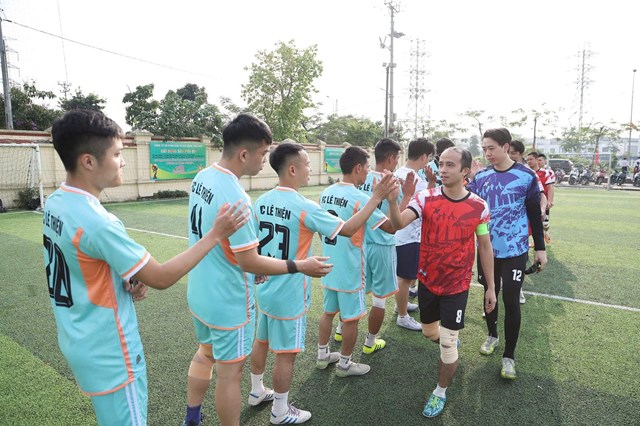 C&aacute;c đội b&oacute;ng tiến v&agrave;o s&acirc;n, sẵn s&agrave;ng thi đấu với tinh thần đo&agrave;n kết, thể thao cao thượng.