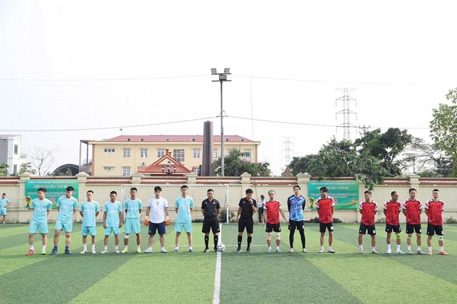 Nghi thức ch&agrave;o s&acirc;n trước trận đấu của c&aacute;c đội tham gia giải.