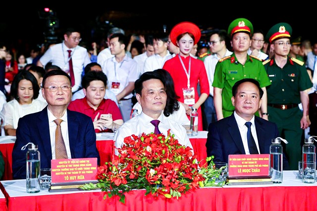 Ủy vi&ecirc;n Bộ Ch&iacute;nh trị, B&iacute; thư Trung ương Đảng, Trưởng ban Tuy&ecirc;n gi&aacute;o v&agrave; D&acirc;n vận Trung ương Trịnh Văn Quyết c&ugrave;ng c&aacute;c đại biểu dự khai mạc Lễ hội Hoa Phượng Đỏ - Hải Ph&ograve;ng 2026
