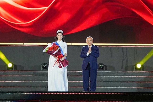 Đồng ch&iacute; Đỗ Th&agrave;nh Trung, Ph&oacute; B&iacute; thư Th&agrave;nh ủy, Chủ tịch UBND th&agrave;nh phố trao danh hiệu Đại sứ Du lịch th&agrave;nh phố Hải Ph&ograve;ng cho b&agrave; Nguyễn Thị V&acirc;n Nhi - &Aacute; hậu 2 Hoa hậu Việt Nam.