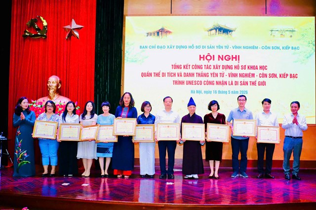 C&aacute;c tập thể, c&aacute; nh&acirc;n c&oacute; th&agrave;nh t&iacute;ch xuất sắc trong c&ocirc;ng t&aacute;c x&acirc;y dựng hồ sơ đề cử Quần thể di t&iacute;ch v&agrave; danh thắng Y&ecirc;n Tử - Vĩnh Nghi&ecirc;m - C&ocirc;n Sơn, Kiếp Bạc được biểu dương, khen thưởng.