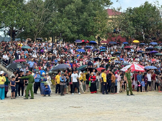 H&agrave;ng ngh&igrave;n kh&aacute;n giả đội nắng, che &ocirc; theo d&otilde;i c&aacute;c v&ograve;ng đua tại Giải đua ngựa Bắc H&agrave;.