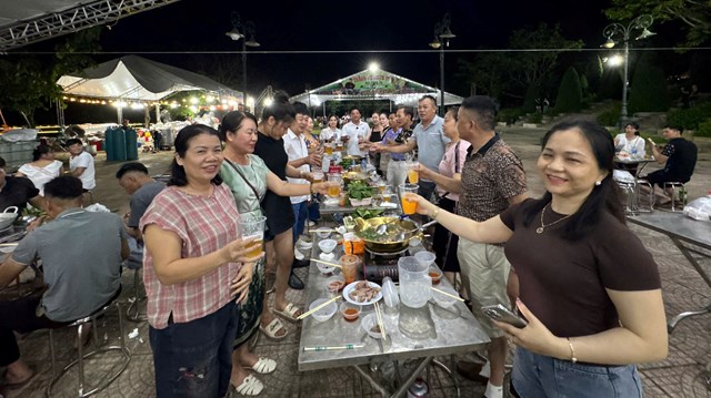 Du kh&aacute;ch v&agrave; người d&acirc;n c&ugrave;ng n&acirc;ng ly thưởng thức ẩm thực địa phương trong kh&ocirc;ng gian chợ đ&ecirc;m Bắc H&agrave;, tạo n&ecirc;n bức tranh sinh động về đời sống văn h&oacute;a v&ugrave;ng cao.
