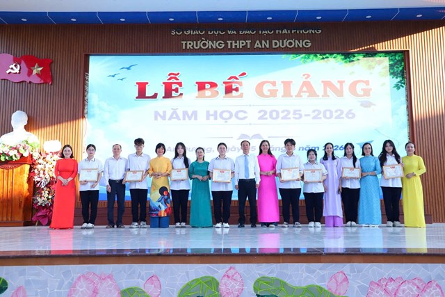 Ban Gi&aacute;m hiệu c&ugrave;ng c&aacute;c thầy c&ocirc; gi&aacute;o Trường THPT An Dương chụp ảnh lưu niệm với c&aacute;c học sinh đạt th&agrave;nh t&iacute;ch ti&ecirc;u biểu, được tuy&ecirc;n dương tại Lễ bế giảng năm học 2025&ndash;2026.