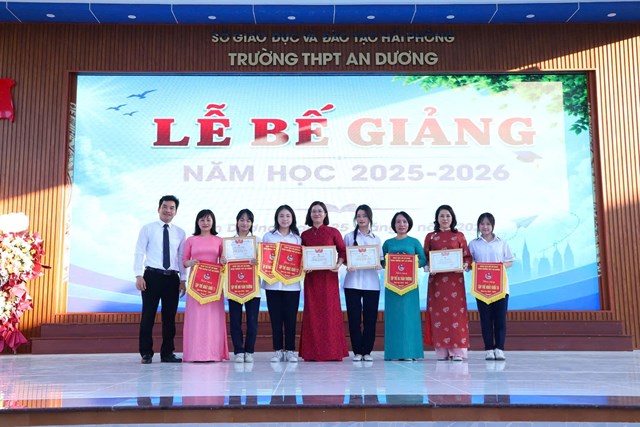 Đại diện Ban Gi&aacute;m hiệu v&agrave; c&aacute;c thầy c&ocirc; gi&aacute;o Trường THPT An Dương chụp ảnh c&ugrave;ng những c&aacute; nh&acirc;n ti&ecirc;u biểu được khen thưởng tại Lễ bế giảng năm học 2025&ndash;2026, ghi nhận những đ&oacute;ng g&oacute;p nổi bật cho phong tr&agrave;o thi đua dạy tốt &ndash; học tốt.