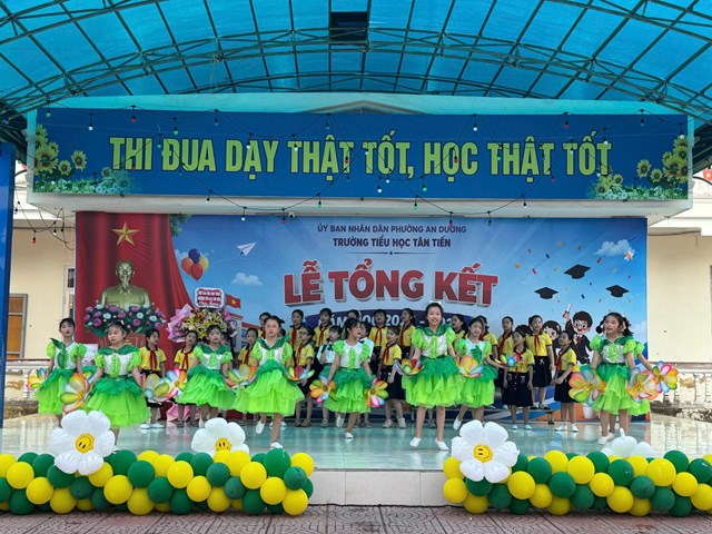 Học sinh biểu diễn văn nghệ ch&agrave;o mừng tại buổi lễ.