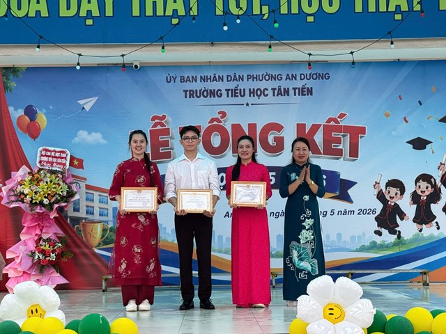 L&atilde;nh đạo Trường Tiểu học T&acirc;n Tiến trao giấy khen cho gi&aacute;o vi&ecirc;n dạy giỏi cấp th&agrave;nh phố